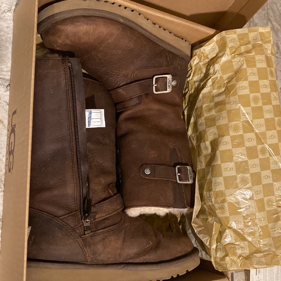 UGG Mid-calf KIDS Leather boot with buckles Like NEW - Picture 4 of 4